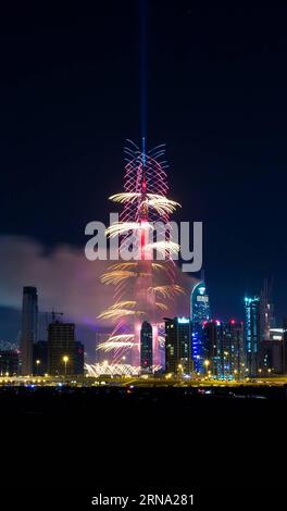 (160101) -- DUBAI, 1. Januar 2016 -- Feuerwerke explodieren, als Rauch aus dem nahe gelegenen Address Downtown Hotel auftauchte, das Stunden zuvor in Brand geriet, in der Nähe des Burj Khalifa, dem höchsten Turm der Welt in Dubai, den Vereinigten Arabischen Emiraten, am 31. Dezember 2015. Am Donnerstag brach in einem luxuriösen Hotel in Dubai ein Feuer aus, in dem sich die Leute in der Nähe versammelten, um das Neujahrsfeuerwerk zu sehen. ) VAE-DUBAI-NEUJAHRSFEIER ZhangxShumin PUBLICATIONxNOTxINxCHN 160101 Dubai 1. Januar 2016 Feuerwerk explodiert, als Rauch aus dem nahe gelegenen Address Downtown Hotel weht, das Stunden früher in der Nähe des Burj KH Feuer fing Stockfoto