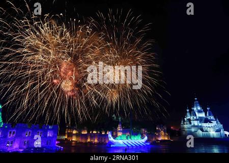 HARBIN, 1. Januar 2016 -- Feuerwerke malen den Himmel über der Sun Island Snow Expo in Harbin, Hauptstadt der nordöstlichen Provinz Heilongjiang, 1. Januar 2016. ) (wyo) CHINA-HARBIN-SNOW EXPO-NIGHT VIEW (CN) WangxJianwei PUBLICATIONxNOTxINxCHN Harbin Jan 1 2016 Feuerwerk Malen Sie den Himmel über der Sonne Island Snow EXPO in Harbin Hauptstadt von Nordostchina S Heilongjiang Province 1 2016 wyo China Harbin Snow EXPO Night View CN wangxjianwei PUBLICTXCHIONNXN Stockfoto