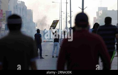 SITRA, 1. Januar 2016 -- Demonstranten werfen Steine auf die Polizei während der Zusammenstöße bei einer regierungsfeindlichen Demonstration im Dorf Sitra südlich von Manama, Bahrain, 1. Januar 2016. ) BAHRAIN-SITRA-CLASH HasanxJamali PUBLICATIONxNOTxINxCHN Sitra 1. Januar 2016 Demonstranten werfen Steine AUF DIE Polizei von Riot während der Zusammenstöße BEI der Demonstration gegen die Regierung im Dorf Sitra südlich von Manama Bahrain 1. Januar 2016 Bahrain Sitra Clash HasanxJamali PUBLICATIONxNOTxINxCHN Stockfoto