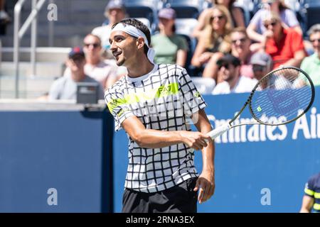 Lorenzo Sonego aus Italien in der 2. Runde gegen Jannik Sinner aus Italien bei den US Open Championships im Billie Jean King Tennis Center in New York am 31. August 2023 Stockfoto