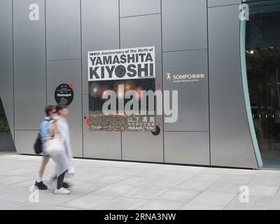 TOKIO, JAPAN - 16. August 2023: Menschen nähern sich dem Eingang zum Sompo Museum of Art in Tokios Shinjuku-Gegend. Das Museum hält eine Yamashita Stockfoto