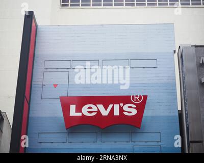 TOKIO, JAPAN - 16. August 2023: Unterschreiben Sie einen Levi's Store in Tokios Shinjuku-Gegend. Stockfoto