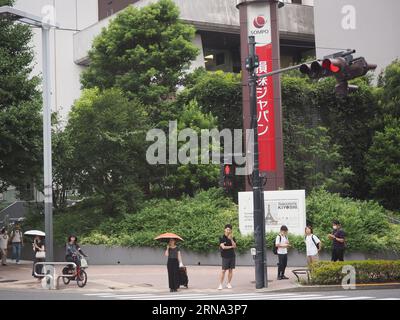 TOKIO, JAPAN - 16. August 2023: Die Leute warten darauf, die Straße vor dem Sompo Museum of Art in Tokios Shinjuku zu überqueren. Stockfoto