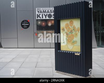 TOKIO, JAPAN - 16. August 2023: Vorderseite des Sompo-Kunstmuseums in Tokios Shinjuku-Gegend mit van Gogh-Sonnenblumenplakat. Stockfoto