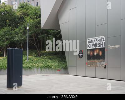 TOKIO, JAPAN - 16. August 2023: Vor dem Sompo Museum of Art in der Gegend von Tokio Shinjuku. Das Museum zeigt eine Yamashita Kiyoshi-Ausstellung. Stockfoto