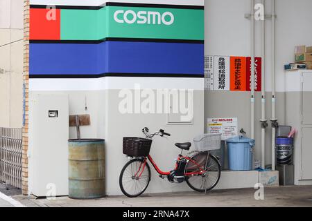 TOKIO, JAPAN - 16. Juni 2022: Vorplatz einer voll ausgestatteten Cosmo-Tankstelle in Tokios Taito Ward. Stockfoto