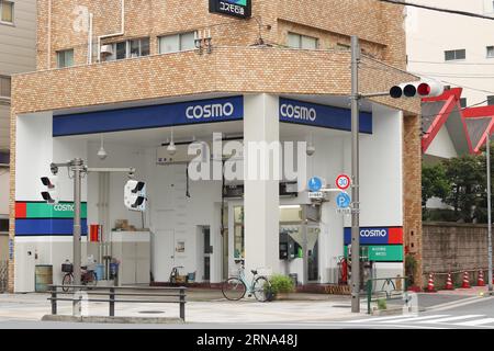 TOKIO, JAPAN - 16. Juni 2022: Vorplatz einer voll ausgestatteten Cosmo-Tankstelle in Tokios Taito Ward. Stockfoto