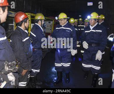 (160105) -- PEKING, 5. Januar 2016 -- der chinesische Premier Li Keqiang (4. L) spricht mit Kohlebergleuten in der Guandi-Mine der Xishan Coal Electricity Group Co. Ltd, in der nordchinesischen Provinz Shanxi, 5. Januar 2016. Li hatte am 4. Und 5. Januar eine Besichtigungstour in Taiyuan, der Hauptstadt der nordchinesischen Provinz Shanxi. ) (Cxy) CHINA-SHANXI-LI KEQIANG-INSPECTION (CN) XiexHuanchi PUBLICATIONxNOTxINxCHN 160105 Peking 5. Januar 2016 Chinesischer Premier verließ Keqiang 4. L Gespräche mit Kohlebergleuten in der Guandi-Mine von Xishan Coal Electricity Group Co Ltd in Nordchina, Provinz S Shanxi, Januar 5. Januar 2016 links musste Inspektion T absolvieren Stockfoto