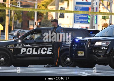 Fair Lawn, Usa. August 2023 31. Polizeifahrzeuge blockieren die Umgebung des Tatorts. Tödlicher Zug- versus Fußgängerunfall im Fair Lawn. Eine Person wurde auf der Szene für verstorben erklärt, nachdem sie Berichten zufolge von einem New Jersey Transit Train am Donnerstagabend gegen 19:00 Uhr Eastern Time am Radburn Train Station an der Kreuzung von Pollit Drive und Fair Lawn Avenue getroffen wurde. Auf den Gleisen waren Schuhe zu sehen, und am Tatort war auch ein Tuch zu sehen, das die Leiche des Opfers bedeckte. Quelle: SOPA Images Limited/Alamy Live News Stockfoto