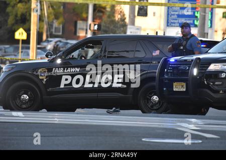 Fair Lawn, Usa. August 2023 31. Polizeifahrzeuge blockieren die Umgebung des Tatorts. Tödlicher Zug- versus Fußgängerunfall im Fair Lawn. Eine Person wurde auf der Szene für verstorben erklärt, nachdem sie Berichten zufolge von einem New Jersey Transit Train am Donnerstagabend gegen 19:00 Uhr Eastern Time am Radburn Train Station an der Kreuzung von Pollit Drive und Fair Lawn Avenue getroffen wurde. Auf den Gleisen waren Schuhe zu sehen, und am Tatort war auch ein Tuch zu sehen, das die Leiche des Opfers bedeckte. Quelle: SOPA Images Limited/Alamy Live News Stockfoto