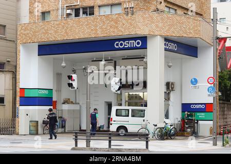 TOKIO, JAPAN - 16. Juni 2022: Vorplatz einer voll ausgestatteten Cosmo-Tankstelle in Tokios Taito Ward. Stockfoto