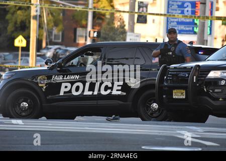 Fair Lawn, Usa. August 2023 31. Polizeifahrzeuge blockieren die Umgebung des Tatorts. Tödlicher Zug- versus Fußgängerunfall im Fair Lawn. Eine Person wurde auf der Szene für verstorben erklärt, nachdem sie Berichten zufolge von einem New Jersey Transit Train am Donnerstagabend gegen 19:00 Uhr Eastern Time am Radburn Train Station an der Kreuzung von Pollit Drive und Fair Lawn Avenue getroffen wurde. Auf den Gleisen waren Schuhe zu sehen, und am Tatort war auch ein Tuch zu sehen, das die Leiche des Opfers bedeckte. Quelle: SOPA Images Limited/Alamy Live News Stockfoto