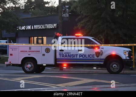 Fair Lawn, Usa. August 2023 31. New Jersey Transit Police am Tatort. Tödlicher Zug- versus Fußgängerunfall im Fair Lawn. Eine Person wurde auf der Szene für verstorben erklärt, nachdem sie Berichten zufolge von einem New Jersey Transit Train am Donnerstagabend gegen 19:00 Uhr Eastern Time am Radburn Train Station an der Kreuzung von Pollit Drive und Fair Lawn Avenue getroffen wurde. Auf den Gleisen waren Schuhe zu sehen, und am Tatort war auch ein Tuch zu sehen, das die Leiche des Opfers bedeckte. Quelle: SOPA Images Limited/Alamy Live News Stockfoto