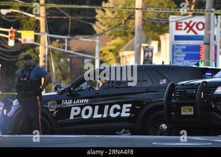 Fair Lawn, Usa. August 2023 31. Polizeifahrzeuge blockieren die Umgebung des Tatorts. Tödlicher Zug- versus Fußgängerunfall im Fair Lawn. Eine Person wurde auf der Szene für verstorben erklärt, nachdem sie Berichten zufolge von einem New Jersey Transit Train am Donnerstagabend gegen 19:00 Uhr Eastern Time am Radburn Train Station an der Kreuzung von Pollit Drive und Fair Lawn Avenue getroffen wurde. Auf den Gleisen waren Schuhe zu sehen, und am Tatort war auch ein Tuch zu sehen, das die Leiche des Opfers bedeckte. Quelle: SOPA Images Limited/Alamy Live News Stockfoto