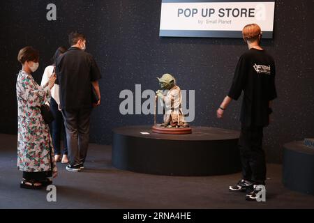 TOKIO, JAPAN - 17. Juni 2022: Besucher schauen sich die Yoda-Statue im Star Wars-Pop-up-Store an und machen Fotos, um die neue Fernsehserie auf dem Tokyu Plaza zu bewerben. Stockfoto