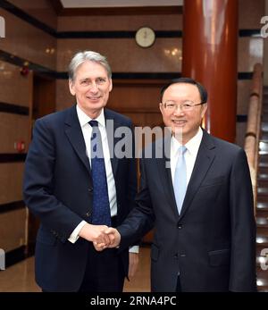 (160106) -- PEKING, 6. Januar 2016 -- der chinesische Staatsrat Yang Jiechi (R) trifft sich mit dem britischen Außenminister Philip Hammond in Peking, der Hauptstadt Chinas, am 6. Januar 2016. ) (dhf) CHINA-BEIJING-YANG JIECHI-BRITAIN-MEETING(CN) ZhangxLing PUBLICATIONxNOTxINxCHN 160106 Peking 6. Januar 2016 die chinesischen Staatsräte Yang Jiechi r treffen sich mit dem britischen Außenminister Philip Hammond in der chinesischen Hauptstadt Peking 6. Januar 2016 DHF China Peking Yang Jiechi Britain Meeting CN ZhangxLing PUNOBLATxCHIONxCHN Stockfoto