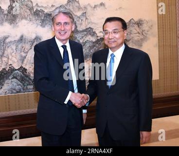 (160106) -- PEKING, 6. Januar 2016 -- der chinesische Premier Li Keqiang (R) trifft sich mit dem britischen Außenminister Philip Hammond in Peking, der Hauptstadt Chinas, am 6. Januar 2016. ) (dhf) CHINA-BEIJING-LI KEQIANG-BRITAIN-MEETING (CN) PangxXinglei PUBLICATIONxNOTxINxCHN 160106 Peking 6. Januar 2016 der chinesische Premierminister Keqiang r trifft sich mit dem britischen Außenminister Philip Hammond in Peking Hauptstadt Chinas 6. Januar 2016 DHF China Peking links Keqiang Großbritannien Treffen CN PangxXinglei PNOBLICATINxCHN Stockfoto