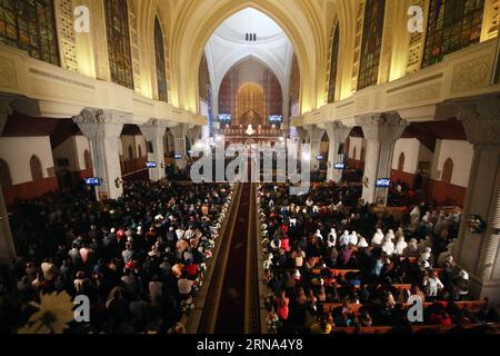 Orthodoxe Christen feiern Weihnachten (160106) -- KAIRO, 6. Januar 2016 -- Christen nehmen an der koptisch-orthodoxen Heiligabend-Messe in St. Markkirche in Kairo, Ägypten, am 6. Januar 2016. ) ÄGYPTEN-KAIRO-COPT-HEILIGABEND-MESSE AhmedxGomaa PUBLICATIONxNOTxINxCHN Orthodoxe Christen feiern Weihnachten 160106 Kairo 6. Januar 2016 Christen nehmen an der koptisch-orthodoxen Heiligabend-Messe in der Markuskirche in Kairo Ägypten AM 6. Januar 2016 Ägypten Kairo Kopten-Heiligabend-Messe AhmedxGomaa PUBLICATIONxNOTxINxCHN Teil Stockfoto