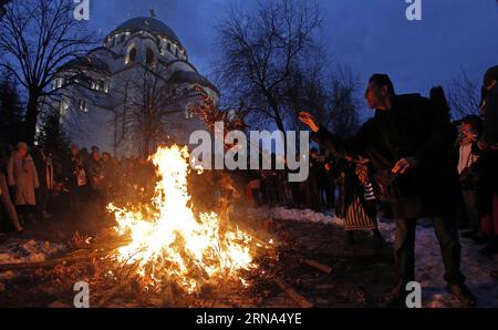 Orthodoxe Christen feiern Weihnachten (160106) -- BELGRAD, 6. Januar 2016 -- Ein Mann brennt am 6. Januar 2016 vor einem Sankt-Sava-Tempel in Belgrad, Serbien. Die Serben feiern Weihnachten gemäß dem Julianischen Kalender am 7. Januar.) SERBIEN-BELGRAD-ORTHODOXE WEIHNACHTSFEIER PredragxMilosavljevic PUBLICATIONxNOTxINxCHN Orthodoxe Christen feiern Weihnachten 160106 Belgrad 6. Januar 2016 ein Mann brennt getrocknete Eiche das Yule Log-Symbol für den orthodoxen Weihnachtsabend vor einem Sankt-Save-Tempel in Belgrad Stockfoto