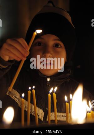 Orthodoxe Christen feiern Weihnachten (160106) -- BELGRAD, 6. Januar 2016 -- Ein Kind zündet am 6. Januar 2016 Kerzen an, während eines zeremoniellen Brennens von getrockneten Eichenzweigen, dem Yule-Baumstamm-Symbol für den orthodoxen Heiligabend, vor einem Sankt-Sava-Tempel in Belgrad, Serbien. Die Serben feiern Weihnachten gemäß dem Julianischen Kalender am 7. Januar.) SERBIEN-BELGRAD-ORTHODOXE HEILIGABEND PredragxMilosavljevic PUBLICATIONxNOTxINxCHN Orthodoxe Christen feiern Weihnachten 160106 Belgrad 6. Januar 2016 ein Kind beleuchtet Kerzen während eines zeremoniellen Brennens von getrockneten Eichensteinen das Yule Log Stockfoto