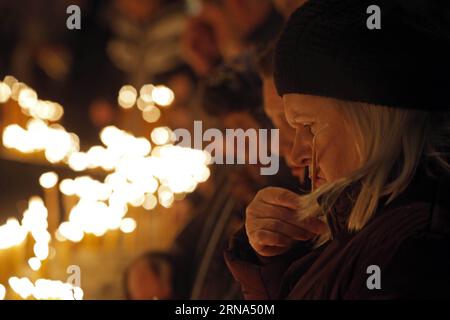 Orthodoxe Christen feiern Weihnachten (160106) -- BELGRAD, 6. Januar 2016 -- Eine Frau küsst am 6. Januar 2016 in Belgrad, Serbien, Eine Kerze während eines zeremoniellen Brennens getrockneter Eichenzweige, das Yule-Baumstamm-Symbol für den orthodoxen Heiligabend. Die Serben feiern Weihnachten gemäß dem Julianischen Kalender am 7. Januar.) SERBIEN-BELGRAD-ORTHODOXE WEIHNACHTSFEIER PredragxMilosavljevic PUBLICATIONxNOTxINxCHN Orthodoxe Christen feiern Weihnachten 160106 Belgrad 6. Januar 2016 eine Frau küsst Kerze während eines zeremoniellen Brennens von getrockneten Eichzweigen die Yule Log s Stockfoto