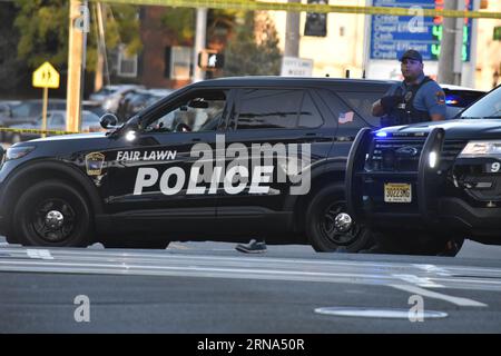 Fair Lawn, Usa. August 2023 31. Polizeifahrzeuge blockieren die Umgebung des Tatorts. Tödlicher Zug- versus Fußgängerunfall im Fair Lawn. Eine Person wurde auf der Szene für verstorben erklärt, nachdem sie Berichten zufolge von einem New Jersey Transit Train am Donnerstagabend gegen 19:00 Uhr Eastern Time am Radburn Train Station an der Kreuzung von Pollit Drive und Fair Lawn Avenue getroffen wurde. Auf den Gleisen waren Schuhe zu sehen, und am Tatort war auch ein Tuch zu sehen, das die Leiche des Opfers bedeckte. (Foto: Kyle Mazza/SOPA Images/SIPA USA) Credit: SIPA USA/Alamy Live News Stockfoto