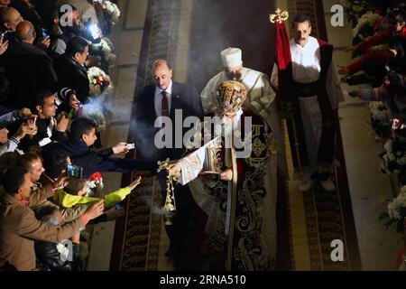 Orthodoxe Christen feiern Weihnachten (160106) -- KAIRO, 6. Januar 2016 -- Papst Tawadros II. (Vorn) hält die koptisch-orthodoxe Heiligabend-Messe in St. Markkirche in Kairo, Ägypten, am 6. Januar 2016. ) ÄGYPTEN-KAIRO-COPT-HEILIGABEND-MESSE AhmedxGomaa PUBLICATIONxNOTxINxCHN Orthodoxe Christen feiern Weihnachten 160106 Kairo 6. Januar 2016 Papst Tawadros II. Front hält die koptisch-orthodoxe Heiligabend-Messe in der Markuskirche in Kairo Ägypten AM 6. Januar 2016 Ägypten Kairoer Kopten-Heiligabend-Messe AhmedxGomaa PUICATIONxCHTxCHINxTxXTXTXTXN Stockfoto