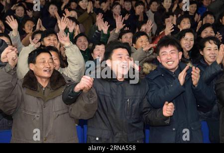 (160107) -- PJÖNGJANG, 6. Januar 2016 -- Foto der Koreanischen Zentralnachrichtenagentur () am 6. Januar 2016 zeigt Bürger, die den Wasserstoffbombentest in Pjöngjang, der Hauptstadt der Demokratischen Volksrepublik Korea (DVRK), feiern. Die DVRK gab am Mittwoch bekannt, dass sie ihren ersten Wasserstoffbombentest erfolgreich durchgeführt hat. DPRK-PJÖNGJANG-WASSERSTOFFBOMBENTEST-FEIER KCNA PUBLICATIONxNOTxINxCHN 160107 Pjöngjang 6. Januar 2016 Foto der Koreanischen Zentralnachrichtenagentur AM 6. Januar 2016 zeigt Bürger, die den Wasserstoffbombenprozess in Pjöngjang, der Hauptstadt der Demokratischen Prominenten der Republik Kor, feiern Stockfoto