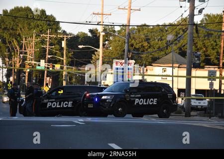 Fair Lawn, Usa. August 2023 31. Polizeifahrzeuge blockieren die Umgebung des Tatorts. Tödlicher Zug- versus Fußgängerunfall im Fair Lawn. Eine Person wurde auf der Szene für verstorben erklärt, nachdem sie Berichten zufolge von einem New Jersey Transit Train am Donnerstagabend gegen 19:00 Uhr Eastern Time am Radburn Train Station an der Kreuzung von Pollit Drive und Fair Lawn Avenue getroffen wurde. Auf den Gleisen waren Schuhe zu sehen, und am Tatort war auch ein Tuch zu sehen, das die Leiche des Opfers bedeckte. (Foto: Kyle Mazza/SOPA Images/SIPA USA) Credit: SIPA USA/Alamy Live News Stockfoto