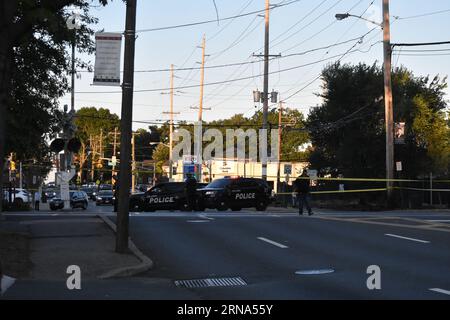 Fair Lawn, Usa. August 2023 31. Polizeifahrzeuge blockieren die Umgebung des Tatorts. Tödlicher Zug- versus Fußgängerunfall im Fair Lawn. Eine Person wurde auf der Szene für verstorben erklärt, nachdem sie Berichten zufolge von einem New Jersey Transit Train am Donnerstagabend gegen 19:00 Uhr Eastern Time am Radburn Train Station an der Kreuzung von Pollit Drive und Fair Lawn Avenue getroffen wurde. Auf den Gleisen waren Schuhe zu sehen, und am Tatort war auch ein Tuch zu sehen, das die Leiche des Opfers bedeckte. (Foto: Kyle Mazza/SOPA Images/SIPA USA) Credit: SIPA USA/Alamy Live News Stockfoto