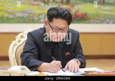 Themen der Woche Kim Jong-un unterzeichnen Befehl für Test einer Wasserstoffbombe (160107) -- PYONGYANG, 7. Januar 2016 -- das Foto, das am 7. Januar 2016 von der Koreanischen Zentralnachrichtenagentur () bereitgestellt wurde, zeigt den Spitzenführer der Demokratischen Volksrepublik Korea (DVRK) Kim Jong UN, der am 3. Januar 2016 die endgültige schriftliche Anordnung des Wasserstoffbombentests unterzeichnete. Kim Jong UN bestellte den H-Bombentest am 15. Dezember 2015 und unterschrieb den letzten schriftlichen Auftrag am Sonntag. DPRK-WASSERSTOFFBOMBENTEST-KIM JONG UN-AUFTRAG UNTERZEICHNET KCNA PUBLICATIONxNOTxINxCHN Themen die Woche Kim Jong UN unterzeichnete das Kommando für den Versuch einer Wasserstoffbombe 1601 Stockfoto