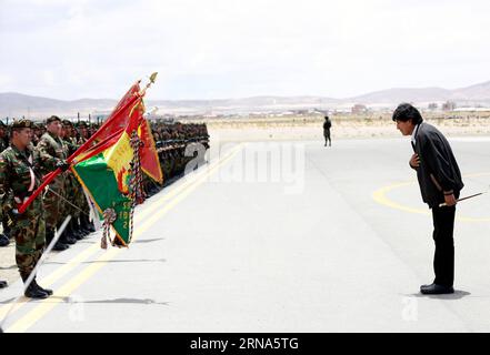 (160108) -- UYUNI, 7. Januar 2016 -- der bolivianische Präsident Evo Morales (R) kommt am 7. Januar in Uyuni an, um die Piloten bei der Rallye Dakar 2016 in der Township Uyuni im Departement Potosi in Bolivien zu beobachten. 2016. die 8. Rallye Dakar in Südamerika und der 38. Platz in ihrer Geschichte begannen am 2. Januar in Buenos Aires mit einer Strecke von 9.000 Kilometern durch Argentinien und Bolivien. Noah Friedman/) (jg) (fnc) (SP)BOLIVIA-UYUNI-RACING-RALLY DAKAR ABI PUBLICATIONxNOTxINxCHN 160108 UYUNI Jan 7 2016 Boliviens Präsident Evo Morales r kommt nach Uyuni, um die Piloten bei der Rally Daka 2016 zu beobachten Stockfoto