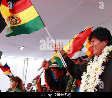 (160108) -- UYUNI, 7. Januar 2016 -- der bolivianische Präsident Evo Morales (L-Front) schwenkt bei seiner Ankunft in Uyuni die bolivianische Nationalflagge, um die Piloten bei der Rallye Dakar 2016 in der Township Uyuni, Departement Potosi, Bolivien, am 7. Januar zu beobachten. 2016. die 8. Auflage der Rallye Dakar in Südamerika und die 38. Auflage ihrer Geschichte weltweit begannen am 2. Januar in Buenos Aires, mit einer Entfernung von 9000 km durch Argentinien und Bolivien. Noah Friedman/) (jg) (fnc) (SP)BOLIVIA-UYUNI-RACING-RALLY DAKAR ABI PUBLICATIONxNOTxINxCHN 160108 Uyuni Jan 7 2016 Boliviens Präsident Evo Morales l Front Waves Stockfoto