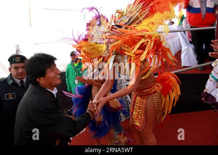 (160108) -- UYUNI, 7. Januar 2016 -- der bolivianische Präsident Evo Morales (L-Front) reagiert auf seine Ankunft in Uyuni, um die Piloten bei der Rallye Dakar 2016 in der Township Uyuni, Departement Potosi, Bolivien, am 7. Januar zu beobachten. 2016. die 8. Auflage der Rallye Dakar in Südamerika und die 38. Auflage ihrer Geschichte weltweit begannen am 2. Januar in Buenos Aires, mit einer Entfernung von 9000 km durch Argentinien und Bolivien. Noah Friedman/) (jg) (fnc) (SP)BOLIVIA-UYUNI-RACING-RALLY DAKAR ABI PUBLICATIONxNOTxINxCHN 160108 UYUNI Jan 7 2016 Boliviens Präsident Evo Morales l Front reagiert BEI seiner Ankunft in Uyun Stockfoto