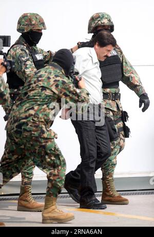 -- MEXIKO-STADT -- Aktenfoto, aufgenommen am 22. Februar 2014, zeigt Mitglieder der mexikanischen Marine, die Joaquin Guzman Loera (2. R), alias El Chapo, während seiner Präsentation vor Medien in Mexiko-Stadt, der Hauptstadt Mexikos, bewachen. Joaquin El Chapo Guzman, die flüchtige Droge, wurde Monate nach seiner Entlassung aus dem Gefängnis zurückerobert, sagte Präsident Enrique Pena Nieto am 8. Januar 2016. ) (fnc) MEXIKO-MEXIKO-STADT-GUZMAN LOERA-RECAPTURE DavidxdexlaxPaz PUBLICATIONxNOTxINxCHN Mexico CITY File Foto vom 22. Februar 2014 zeigt Mitglieder der MEXIKANISCHEN Marine, die Joaquin Guzman Loera 2. R alias El Chapo während seiner PRÄSENTATION vor M bewachen Stockfoto