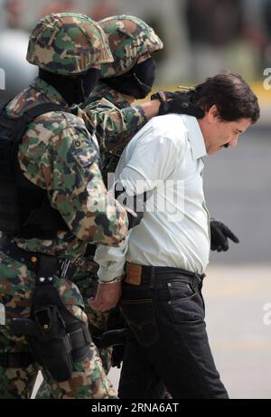 Drogenboss El Chapo Guzman in Mexiko gefasst -- MEXIKO STADT -- Aktenfoto aufgenommen am 22. Februar 2014 zeigt Mitglieder der mexikanischen Marine, die Joaquin Guzman Loera (R), alias El Chapo, während seiner Präsentation vor Medien in Mexiko Stadt, Hauptstadt von Mexiko bewachen. Joaquin El Chapo Guzman, die flüchtige Droge, wurde Monate nach seiner Entlassung aus dem Gefängnis zurückerobert, sagte Präsident Enrique Pena Nieto am 8. Januar 2016. ) (fnc) MEXIKO-MEXIKO STADT-GUZMAN LOERA-RECAPTURE DavidxdexlaxPaz PUBLICATIONxNOTxINxCHN Drogen Chef El Chapo Guzman in Mexiko Fokus Mexiko Stadt Datei Foto aufgenommen AM 22. Februar 2014 zeigt Mitglieder von MEXIKANISCHEN Stockfoto