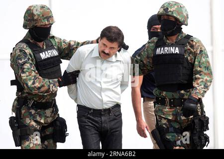 Drogenboss El Chapo Guzman in Mexiko gefasst -- MEXIKO STADT -- Aktenfoto aufgenommen am 22. Februar 2014 zeigt Mitglieder der mexikanischen Marine, die Joaquin Guzman Loera (C), alias El Chapo, während seiner Präsentation vor Medien in Mexiko Stadt, Hauptstadt von Mexiko bewachen. Joaquin El Chapo Guzman, die flüchtige Droge, wurde Monate nach seiner Entlassung aus dem Gefängnis zurückerobert, sagte Präsident Enrique Pena Nieto am 8. Januar 2016. ) (fnc) MEXIKO-MEXIKO-STADT-GUZMAN LOERA-RECAPTURE DavidxdexlaxPaz PUBLICATIONxNOTxINxCHN Stockfoto