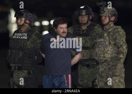 (160109) -- MEXIKO-STADT, 8. Januar 2016 -- Soldaten eskortieren Joaquin Guzman Loera, alias El Chapo, bei seiner Ankunft im Hangar des Attorney General s Office, in Mexiko-Stadt, Hauptstadt von Mexiko, am 8. Januar 2016. Nach einem Angriff der mexikanischen Polizei und Marineinfanteristen auf Los Mochis im Nordwesten Mexikos, wurde Joaquin Guzman Loera, der Anführer des Sinaloa-Kartells, sechs Monate nach seiner zweiten Gefängnisunterbrechung zurückerobert. Alejandro Ayala) MEXIKO-MEXIKO STADT-SICHERHEIT-GUZMAN LOERA-RÜCKEROBERUNG PedroxMera PUBLICATIONxNOTxINxCHN 160109 Mexiko-Stadt Jan 8 2016 Soldaten Escort Joaquin Stockfoto