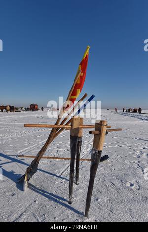 (160109) -- SONGYUAN, 8. Januar 2016 -- Werkzeuge von Fischern sind am Chagan See in der Stadt Songyuan, nordöstliche Provinz Jilin, 8. Januar 2016 zu sehen. Der Chagan Lake, der für seine traditionelle Winterfischerei aus prähistorischer Zeit bekannt ist, ist der einzige Ort, an dem die älteste mongolische Fischfangmethode bewahrt wird. Während des jährlichen Winterfischereifestivals, das an die alte Winterfischtradition erinnert, bohren die Fischer zunächst viele Löcher durch das dicke Eis und legen dann ein Netz unter das Eis. Das Netz wird schließlich von einer Pferdezugwinde herausgezogen. Der See war ein Welturlaub in Guinness Stockfoto