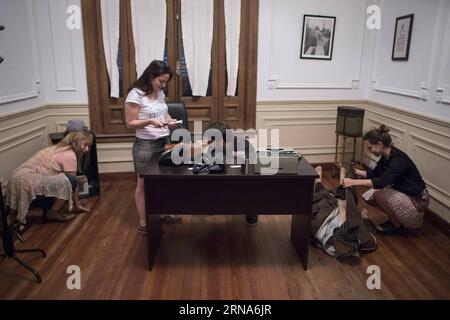 Eureka Leg - Room Escape Spiel in Buenos Aires (160109) -- BUENOS AIRES, 8. Januar 2016 -- Teilnehmer reagieren am 8. Januar 2016 in einem der Räume von Eureka Leg in Buenos Aires, Argentinien. Laut den Organisatoren ist Eureka Leg das erste Live-Escape-Spiel in Argentinien, das auf der gleichen Art von Videospielen basiert. Es wird mit einer Gruppe von Menschen gehalten, die versuchen, aus einem Raum zu kommen, in dem sie in einer bestimmten Zeit eingesperrt sind, durch die Entdeckung von Hinweisen und das Lösen von Rätseln. ) ARGENTINIEN-BUENOS AIRES-GAME-LIVE ESCAPE MARTINxZABALA PUBLICATIONxNOTxINxCHN Eureka Leg Room ESCAPE Game in Buenos Aires 160 Stockfoto