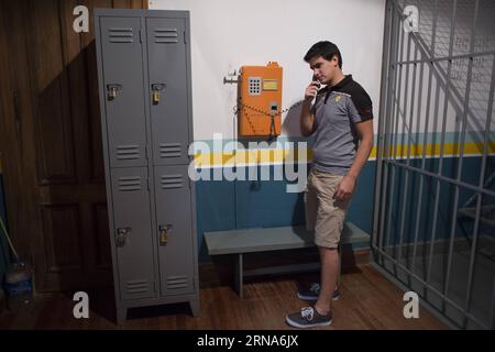 Eureka Leg - Room Escape Spiel in Buenos Aires (160109) -- BUENOS AIRES, 8. Januar 2016 -- Ein Teilnehmer reagiert am 8. Januar 2016 in einem der Räume von Eureka Leg in Buenos Aires, Argentinien. Laut den Organisatoren ist Eureka Leg das erste Live-Escape-Spiel in Argentinien, das auf der gleichen Art von Videospielen basiert. Es wird mit einer Gruppe von Menschen gehalten, die versuchen, aus einem Raum zu kommen, in dem sie in einer bestimmten Zeit eingesperrt sind, durch die Entdeckung von Hinweisen und das Lösen von Rätseln. ) ARGENTINIEN-BUENOS AIRES-GAME-LIVE ESCAPE MARTINxZABALA PUBLICATIONxNOTxINxCHN Eureka Leg Room ESCAPE Game in Buenos Aires 1 Stockfoto