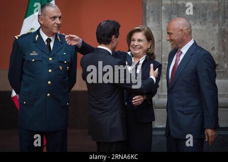 (160109) -- MEXIKO-STADT, 8. Januar 2016 -- der mexikanische Präsident Enrique Pena Nieto (2. L) umarmt den Leiter der Generalstaatsanwaltschaft Arely Gomez (2. R) nach einer Pressekonferenz über die Verhaftung des meistgesuchten Drogenlord der Welt, Joaquin Guzman Loera, in Mexiko-Stadt, Hauptstadt von Mexiko, am 8. Januar 2016. Enrique Pena Nieto bestätigte am Freitag die Gefangennahme des berüchtigten Drogenhändlers während eines Überfalls mexikanischer Marineinfanteristen. Pedro Mera) (da) (vf) MEXIKO-MEXIKO-STADT-PRÄSIDENT-DROGE LORD CAPTURE e PedroxMera PUBLICATIONxNOTxINxCHN 160109 Mexiko-STADT Jan 8 2016 MEXIKANISCHER Präsident Enrique Pena Nieto 2nd l Umarmungen H Stockfoto