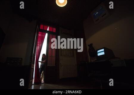 Eureka Leg - Room Escape Spiel in Buenos Aires (160109) -- BUENOS AIRES, 8. Januar 2016 -- Ein Teilnehmer betritt am 8. Januar 2016 einen der Räume von Eureka Leg in Buenos Aires, Argentinien. Laut den Organisatoren ist Eureka Leg das erste Live-Escape-Spiel in Argentinien, das auf der gleichen Art von Videospielen basiert. Es wird mit einer Gruppe von Menschen gehalten, die versuchen, aus einem Raum zu kommen, in dem sie in einer bestimmten Zeit eingesperrt sind, durch die Entdeckung von Hinweisen und das Lösen von Rätseln. ) ARGENTINIEN-BUENOS AIRES-GAME-LIVE ESCAPE MARTINxZABALA PUBLICATIONxNOTxINxCHN Eureka Leg Room ESCAPE Game in Buenos Aires 1601 Stockfoto