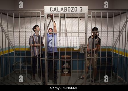 Eureka Leg - Room Escape Spiel in Buenos Aires (160109) -- BUENOS AIRES, 8. Januar 2016 -- Teilnehmer reagieren am 8. Januar 2016 in einem der Räume von Eureka Leg in Buenos Aires, Argentinien. Laut den Organisatoren ist Eureka Leg das erste Live-Escape-Spiel in Argentinien, das auf der gleichen Art von Videospielen basiert. Es wird mit einer Gruppe von Menschen gehalten, die versuchen, aus einem Raum zu kommen, in dem sie in einer bestimmten Zeit eingesperrt sind, durch die Entdeckung von Hinweisen und das Lösen von Rätseln. ) ARGENTINIEN-BUENOS AIRES-GAME-LIVE ESCAPE MARTINxZABALA PUBLICATIONxNOTxINxCHN Eureka Leg Room ESCAPE Game in Buenos Aires 160 Stockfoto