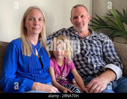 Dr. Jack und Sarah Hawkins und ihre Tochter Lottie sprechen in ihrem Haus in Nottingham. Die erste Tochter des Ehepaares, Harriet, starb an den Folgen eines Fehlers der Mutterschaftsbetreuung im Nottingham University Hospitals NHS Trust's Queen's Medical Centre (NUHT). Bilddatum: Mittwoch, 30. August 2023. Stockfoto