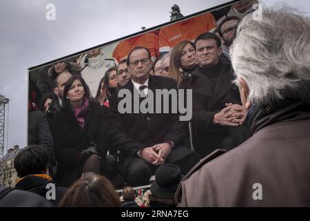 Auf einem Bildschirm wird die Bürgermeisterin Anne Hidalgo, der französische Präsident Francois Hollande, der französische Premierminister Manuel Valls, am 10. Januar 2016 in Paris, der Hauptstadt Frankreichs, zu einer nationalen Hommage an Terroropfer gezeigt. Hunderte von Franzosen versammelten sich auf dem Platz der Republik im Osten von Paris, um an einer nationalen Hommage an die 147 Opfer teilzunehmen, die im Januar und November 2015 bei separaten Anschlägen getötet wurden. FRANKREICH-PARIS-TERROROPFER-NATIONALE TRIBUT XavierxdexTorres PUBLICATIONxNOTxINxCHN ein Bildschirm zeigt die Bürgermeister von Paris Anne Hidalgo den französischen Präsidenten Francois Hollande den französischen Premierminister Manuel Vall Stockfoto