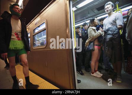 (160111) -- VANCOUVER, 10. Januar 2016 -- Menschen nehmen am No Pants Subway Ride Event in Vancouver, Kanada, 10. Januar 2016 Teil. ) KANADA-VANCOUVER-NO PANTS U-BAHN-FAHRT Liangxsen PUBLICATIONxNOTxINxCHN 160111 Vancouver 10. Januar 2016 Prominente nehmen an der No Pants U-BAHN-Fahrt in Vancouver Teil Kanada 10. Januar 2016 Kanada Vancouver No Pants U-BAHN-Fahrt LiangxSen PUBLICATIONxNOTxINxCHN Stockfoto