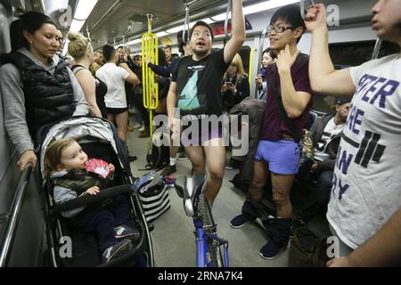 (160111) -- VANCOUVER, 10. Januar 2016 -- Menschen nehmen am No Pants Subway Ride Event in Vancouver, Kanada, 10. Januar 2016 Teil. ) KANADA-VANCOUVER-NO PANTS U-BAHN-FAHRT Liangxsen PUBLICATIONxNOTxINxCHN 160111 Vancouver 10. Januar 2016 Prominente nehmen an der No Pants U-BAHN-Fahrt in Vancouver Teil Kanada 10. Januar 2016 Kanada Vancouver No Pants U-BAHN-Fahrt LiangxSen PUBLICATIONxNOTxINxCHN Stockfoto