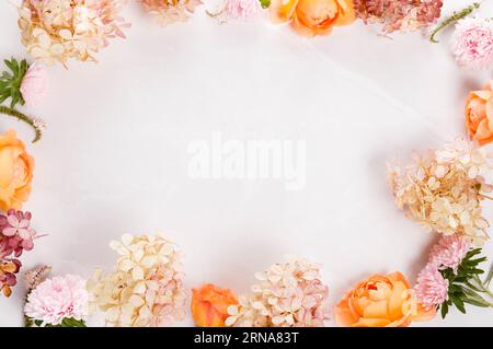 Herbst kreative Komposition Rosen, Hortensien Blumen auf grauem Hintergrund. Herbst, Herbsthintergrund. Stockfoto