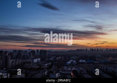 (160113) -- PEKING, 13. Januar 2016 --Foto aufgenommen am 13. Januar 2016 zeigt den Sonnenaufgang in Peking, der Hauptstadt Chinas. ) (Zwx) CHINA-BEIJING-SUNRISE(CN) LixJianbo PUBLICATIONxNOTxINxCHN 160113 Peking 13. Januar 2016 Foto aufgenommen AM 13. Januar 2016 zeigt den Sonnenaufgang in Peking Hauptstadt von China zwx China Beijing Sunrise CN LixJianbo PUBLICATIONxNOTxINxCHN Stockfoto